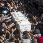 Cientos de personas llevando el ataúd de uno de los fallecidos en el atentado de Minya.