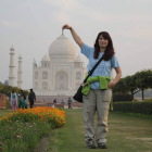 Rita García posa delante del Taj Mahal como si lo estuviera tocando con sus manos.