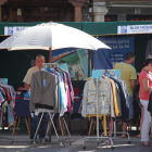Algunos compradores miran las oportunidades que saca a la calle la Feria del Stock.