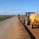 Fotografía de las máquinas trabajando en la carretera que une Laguna de Negrillos y Pobladura