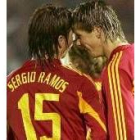 Sergio Ramos, de espalda, recibe la felicitación del trigoleador Torres
