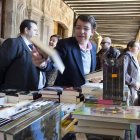El alcalde de Salamanca, Alfonso Fernández Mañueco, en la Feria del Libro en la Plaza Mayor. DL