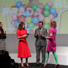 La reina Letizia entrega el premio a la diseñadora y empresaria Ághata Ruiz de la Prada.