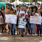Indígenas de varias etnias protestan frente al Ministerio de la Agricultura en Brasil.
