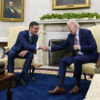 Pedro Sánchez estrecha la mano de Joe Biden en el Despacho Oval. KRIS KLEPONIS