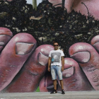 Iván Rodríguez junto al mural de la empresa Abono Vivo. CAMPOS