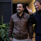 Pablo Iglesias y Alberto Garzón llegan a la Sala Mirador, en Madrid, para presentar su acuerdo de coalición.