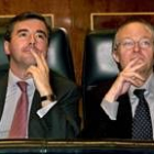 Fotografía de archivo de Ángel Acebes y Josep Piqué, durante una sesión del Congreso