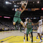 Jerebko, de los Celtics, hace un mate en el partido ante los Warriors en el Oracle.