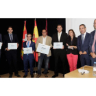 Los finalistas de los Premios Emprendedor XXI en Castilla y León, con los responsables de La Caixa y la Junta. SECUNDINO PÉREZ