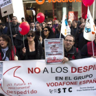 Protesta de trabajadores de Vodafone en Barcelona por el ERE registrado por la empresa.