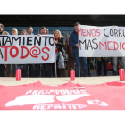 Una de las concentraciones de afectados frente al Hospital para reivindicar medicamentos