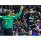 El extremo del Abanca Ademar, Mario López, vuela sobre la zona del conjunto azulgrana para intentar batir al meta del Barcelona, Gonzalo Pérez de Vargas. XAVI BONILLA