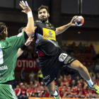 Jorge Maqueda se eleva sobre el lateral húngaro Laszlo Nagy durante el partido de ayer ante el combinado magiar.