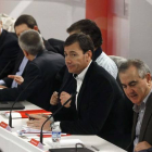 El líder de los socialistas madrileños, Tomás Gómez (en el centro), durante la reunión del Consejo Territorial del PSOE, en la sede del partido en la calle Ferraz, este sábado.