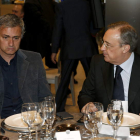 José Mourinho y Florentino Pérez, a la derecha, durante la tradicional comida de Navidad.
