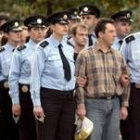 Agentes de policía georgianos custodian a los militares rusos acusados de espionaje