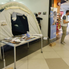 Una carpa de Acnur muestra las tiendas para refugiados. Está instalada en el centro comercial León Plaza hasta mañana