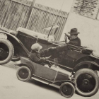 André Citroën a bordo de su peculiar 5CV, un automóvil que rompió moldes, junto al miniaturizado ‘alter ego’. CT