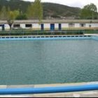 Edificio de los vestuarios y piscina grande de Cistierna situados en el polideportivo