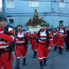La Brigada de Salvamento en la procesión de Santa Bárbara en la localidad de Santa Lucía de Gordón y al fondo las viudas de los seis mineros muertos en la Vasco