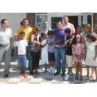El alcalde (centro) y seis concejales, con los niños saharauis delante de la casa de cultura.