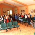 Representantes de juntas vecinales del valle del Cea reunidos ayer en Puente Almuhey.