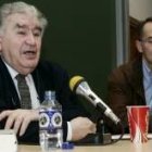 El poeta Antonio Gamoneda y el decano Justo Fernández Oblanca, al comienzo de la conferencia