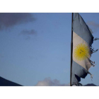 Bandera argentina dañada hondea en el monumento conmemorativo a la Guerra de las Malvinas en Ushuaia.