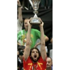 Pau Gasol, eufórico, levanta el trofeo conquistado en Japón