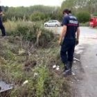 Los bomberos, que participaron en el rescate de la fallecida, inspeccionando la zona minutos después