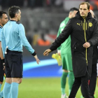 Thomas Tuchel, entrenador del Dortmund, abandona el campo tras la derrota contra el Mónaco.