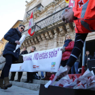 Autoridades y vecinos se concentraron ayer en Ponferrada contra la violencia sobre la mujer.