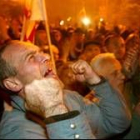 Un georgiano celebra la revuelta rodeado de una multitud, ayer, en las calles de Tiflis