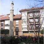 Los astorganos depositaron sus flores ante la escultura de la Inmaculada