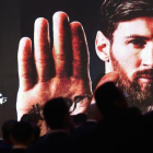 Un cartel con la imagen de Messi en la gala benéfica de El Cairo, este martes.