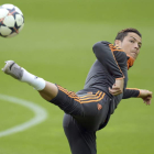 Cristiano Ronaldo realizó ayer parte del entrenamiento con el grupo y otra en el gimnasio.