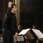 El director asturiano Raúl Mallavibarrena en un concierto de Música Ficta en la Catedral de León.