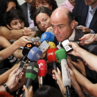 Los periodistas rodean al ministro De Guindos a su llegada al Congreso de los Diputados para explicar la situación económica.