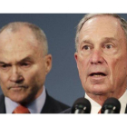 El alcalde de Nueva York, Michael Bloomberg, y el jefe de policía de la ciudad, Raymond Kelly, informan de la recepción de las cartas con ricina.