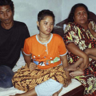 Wati, junto a su familia en Meulaboh (Indonesia).