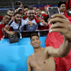 El jugador Tagnaouti posa en un selfi con un grupo de aficionados de la selección marroquí tras el partido con España.