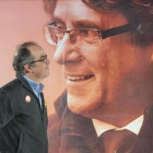Jordi Turull y Josep Rull ante el cartel electoral de Carles Puigdemont