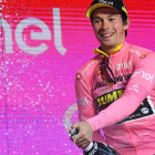 Primoz Roglic (Jumbo) luce la primera maglia rosa de la 102 edición del Giro. ALESSANDRO DI MEO