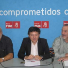 Antonio Vega, Samuel Folgueral y Aníbal Fernández, ayer en la sede del PSOE ponferradino.