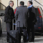 El fiscal charla con los dos peritos del Banco de España a la salida de los juzgados.