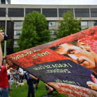Una pancarta de apoyo a Djokovic delante del hotel de Melbourne en el que está alojado. CARRETT