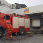 En la imagen, varios bomberos realizan labores de prevención en el lugar del suceso