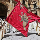 Los miembros de la Muy Ilustre, Real e Imperial Cofradía del Milagroso Pendón de San Isidoro en el claustro de la basílica con el estandarte que dicen que nunca perdió una batalla y que mañana  hermana a las ciudades de León y Baeza.