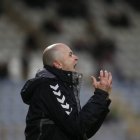 Javier Cabello dirige a sus jugadores